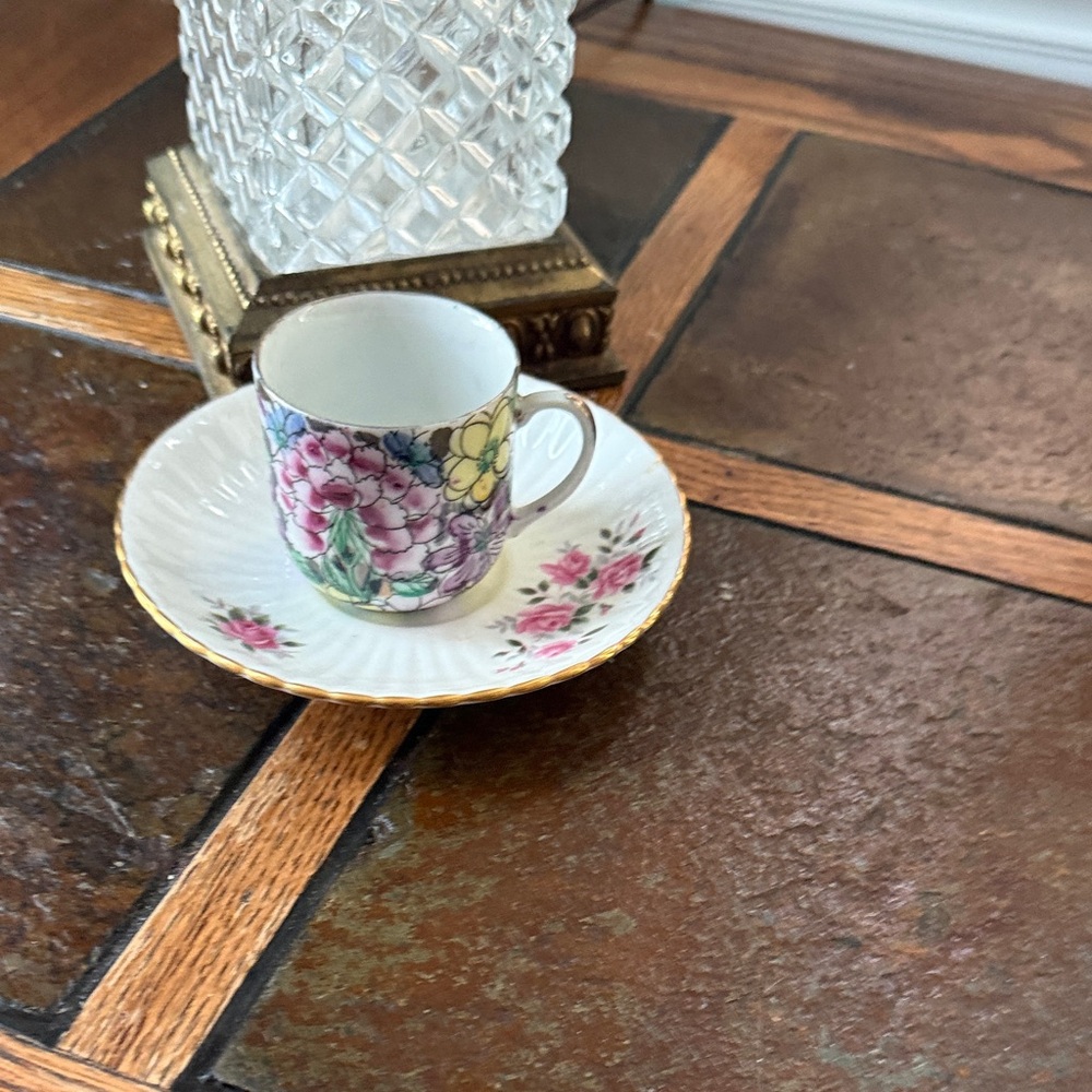 Royal Windsor T-cup saucer, with a flowered teacup